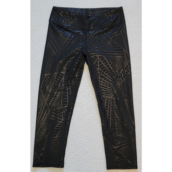 Fabletics Define Mid-Rise Capri - Picture 1 of 4